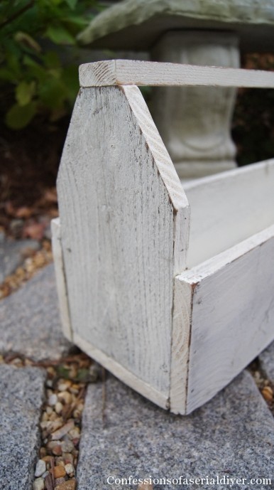 How to build a vintage inspired wooden toolbox. This is from old fence pickets.