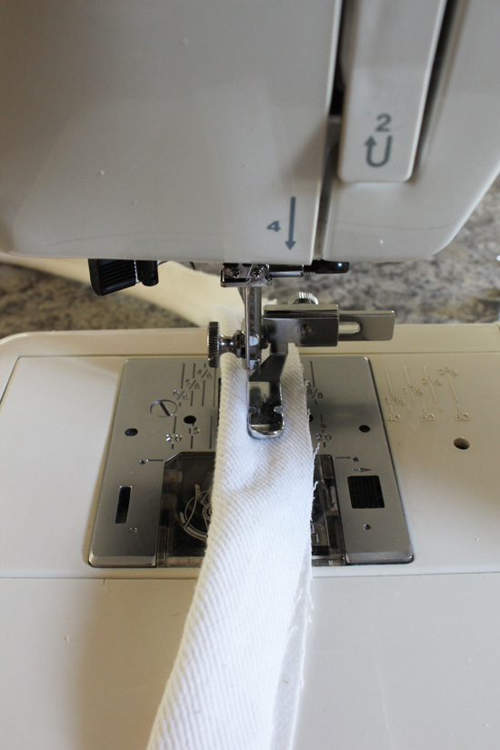 Sewing piping using a zipper foot. Confessions of a Serial Do-it-Yourselfer