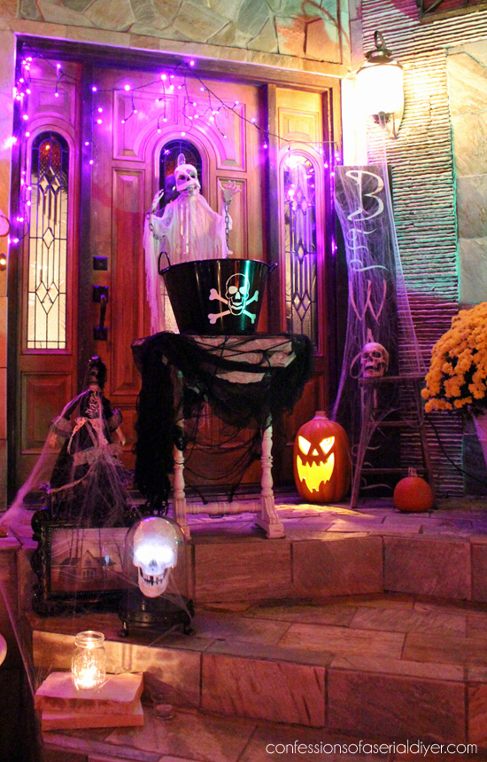 Outdoor Halloween Tour at Confessionsofaserialdiyer.com