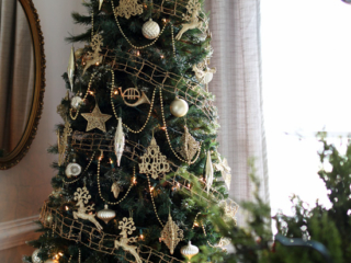 Christmas dining room from confessionsofaserialdiyer.com