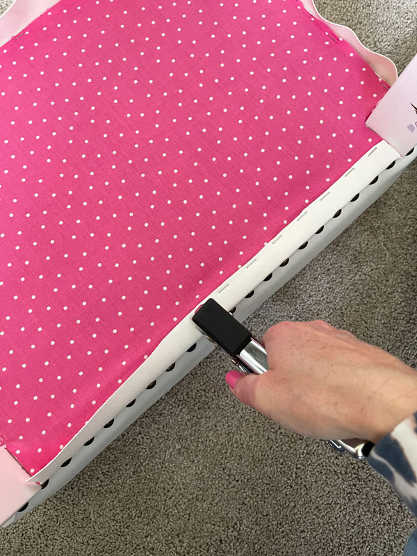 Covering a stool with vinyl
