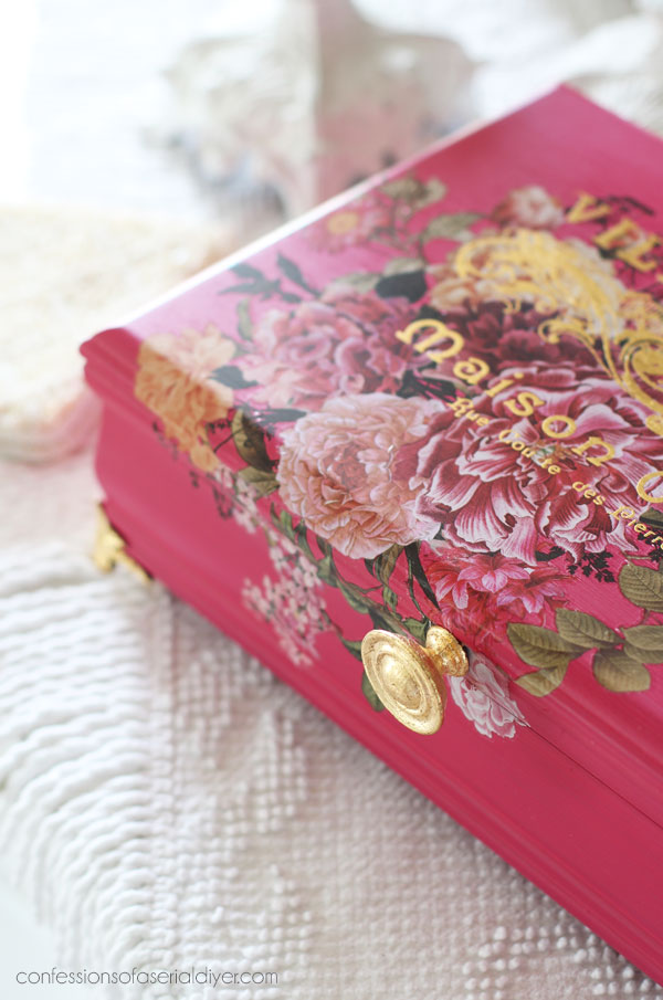 Knob in gold leafing