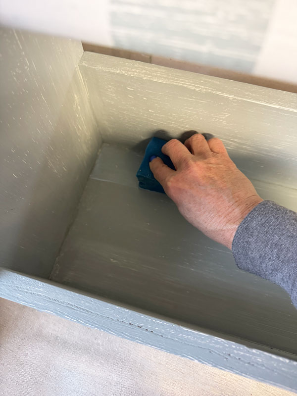 Cut the sponge applicator to make sealing easier!