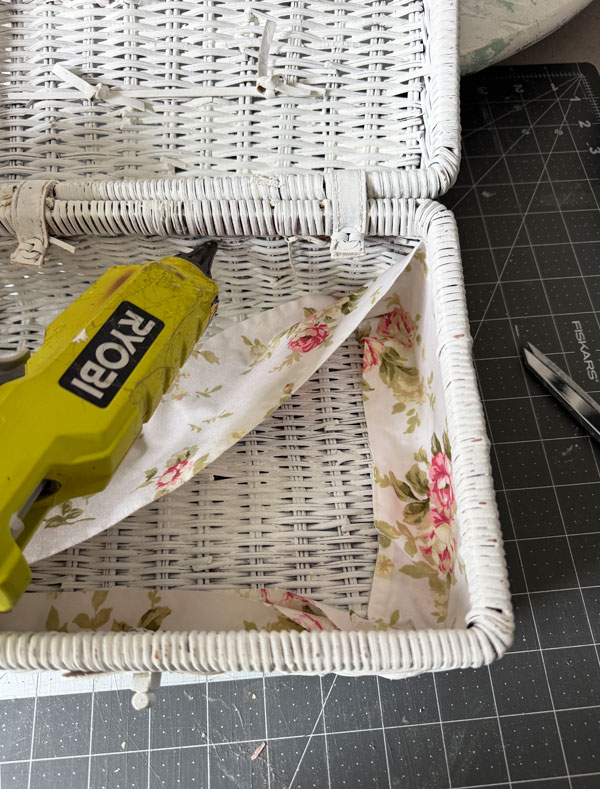 How to line the bottom of a basket